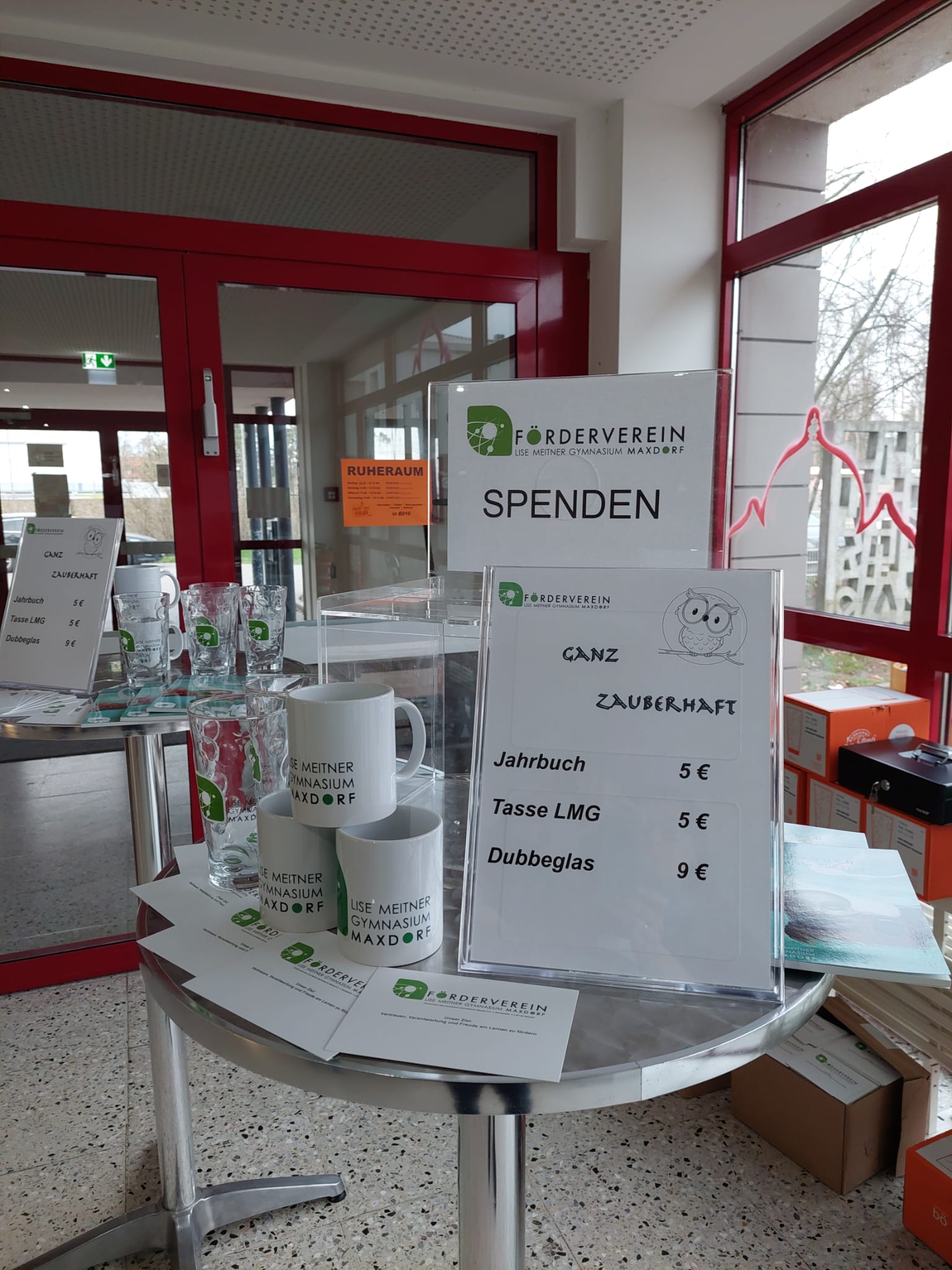 Spendentisch des Fördervereins am Leseabend.