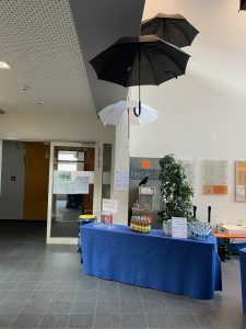 Tisch vom Förderverein des LMG am Leseabend 2023 mit fliegenden Schirmen
