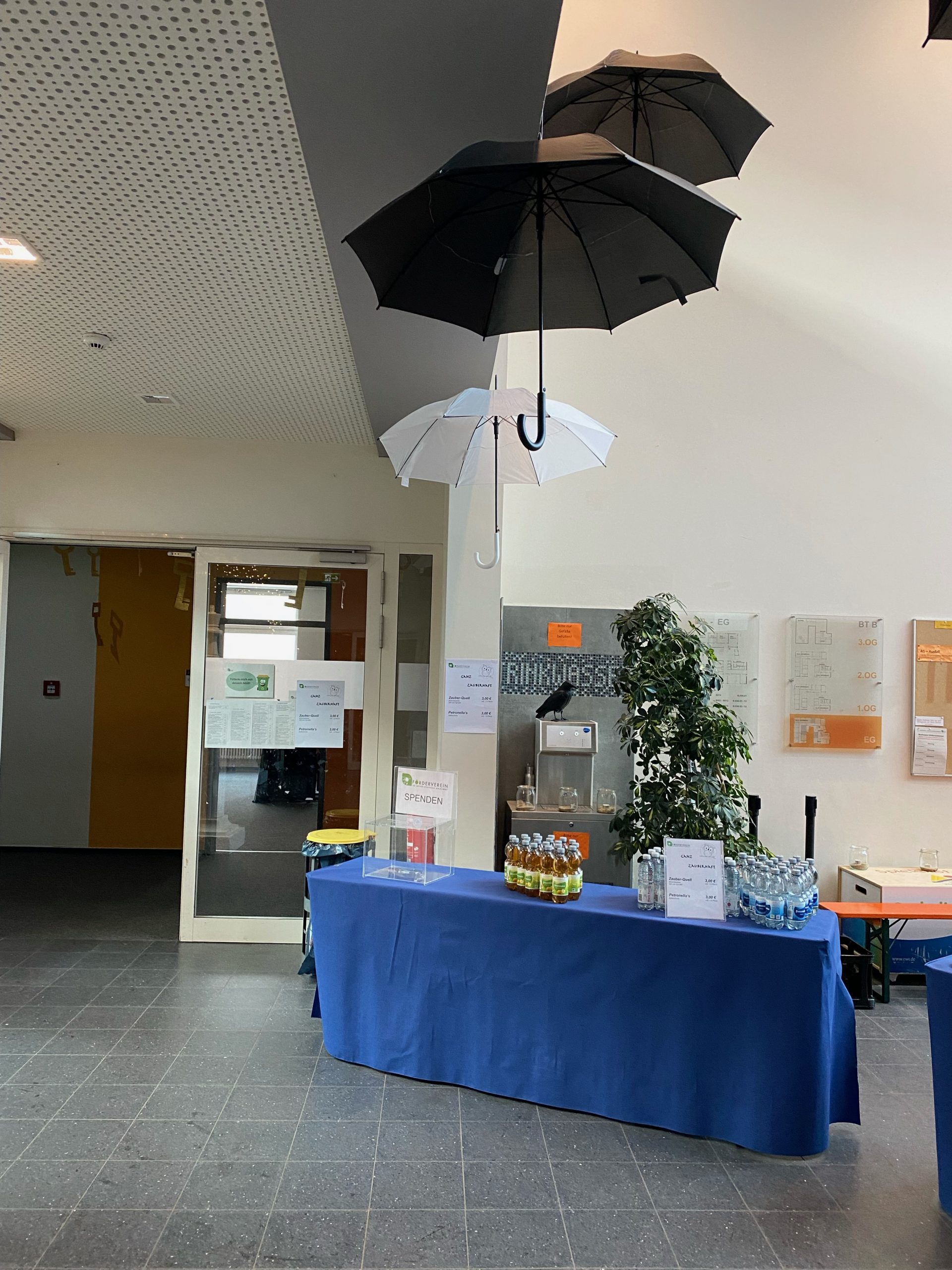Tisch vom Förderverein des LMG am Leseabend 2023 mit fliegenden Schirmen
